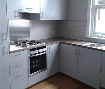 2 Bed Flat, Henniker Gardens, E6 - Photo 2
