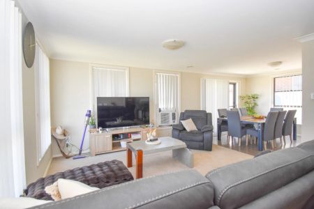 Fabulous Home in Quiet Cul-de-Sac! - Photo 2