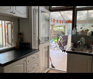 Room in a Shared House, London, SW20 - Photo 1