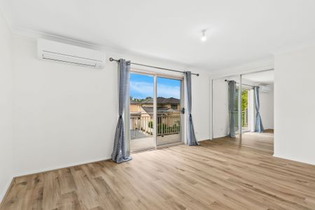 Spacious 3 Bedroom Townhouse with Double Garage - Photo 2