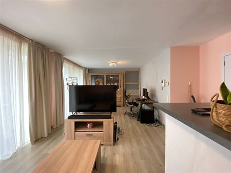 2 slaapkamer-appartement met terras en garage, gelegen in het centrum van Oosteeklo - Photo 2