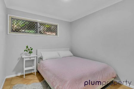 “Spacious Family Home with Sparkling Pool and Leafy Surrounds” - Photo 2