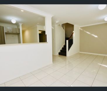 Modern Townhouse Living - Photo 3