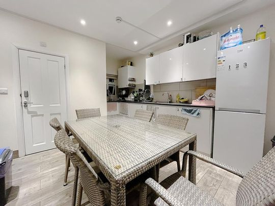 1 bedroom in a house share to rent - Photo 1