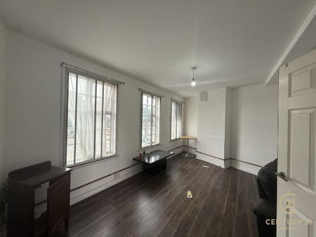 3 bedroom flat to rent - Photo 3