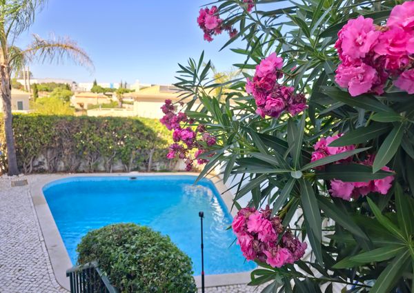 Moradia com piscina, jardim, totalmente equipada e mobilada