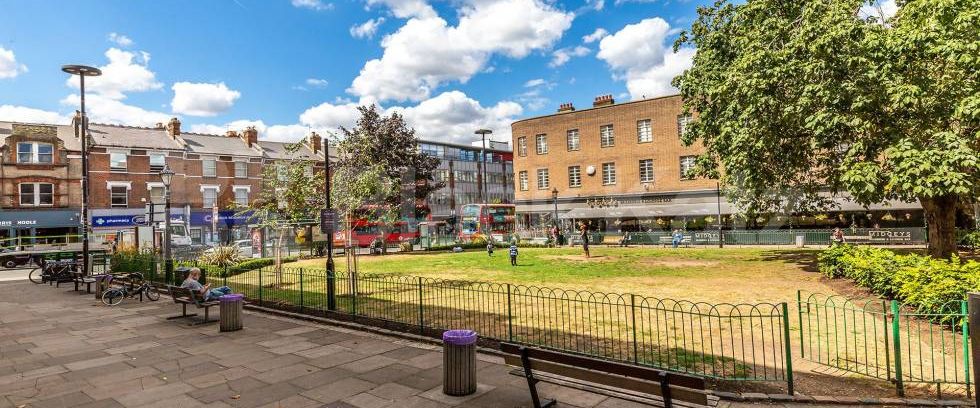 Cosy 1 bed with wood floors and good storage space mins to shops - Photo 1