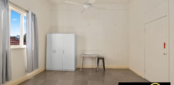 Inner City unit so close to QUT, Royal Brisbane Hospital and Central Business area. - Photo 2