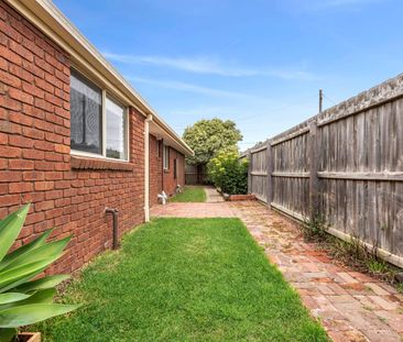 Chic Modern Living in Private Setting - Photo 1