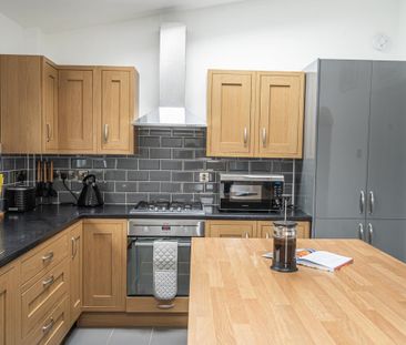 Spacious communal areas, with large drive and established garden - Photo 4