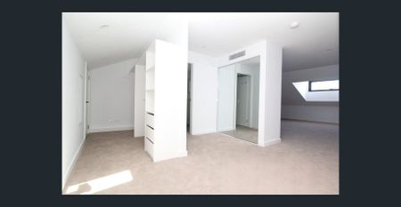 Modern 4-Bedroom Townhouse - Photo 3