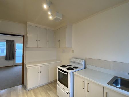 Solid house and a great location - Photo 4