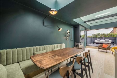 A beautiful maisonette well located for the shops and restaurants on the Fulham Road benefiting from comfort cooling and a roof terrace. - Photo 4