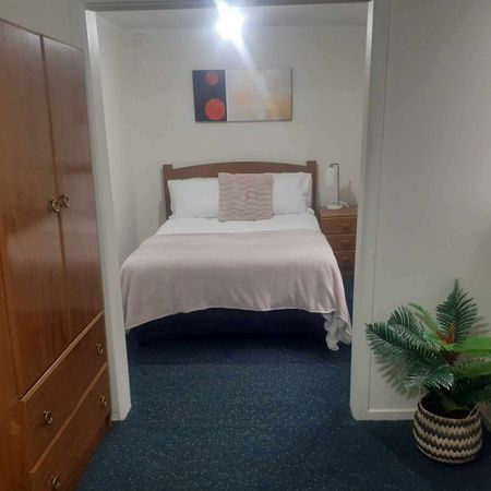 Large 2 Bedroom fully self contained apartment - Photo 2