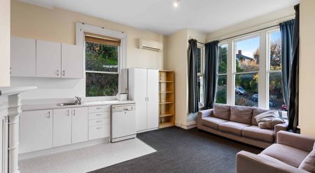 Spacious & Furnished 4-Bedroom Flat - Stunning Views! - Photo 2