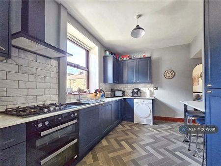 3 bedroom end of terrace house to rent - Photo 2