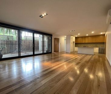 Stylish Architect-Designed Townhouse in Prime Location - Photo 4