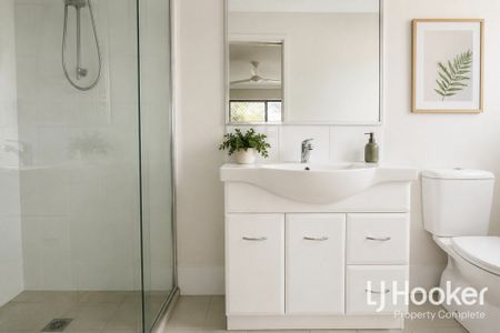 CONVENIENT LOGANLEA LIVING - PRIME LOCATION - Photo 4