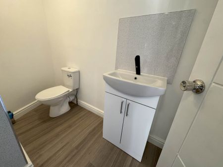 Price £1,350 pcm - Available Now - Unfurnished - Photo 5