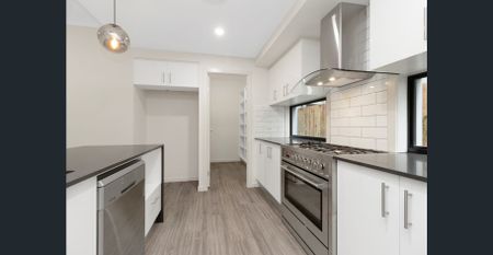 Large 4 Bedroom Duplex in Labrador - Photo 3