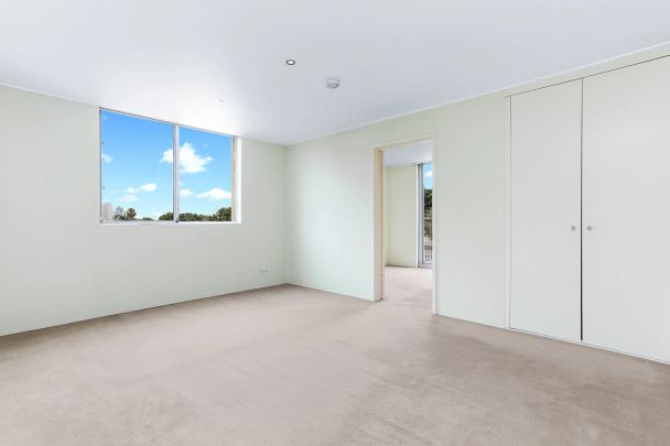 Bright and sunny apartment with views. - Photo 1