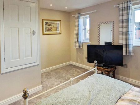 2 bedroom semi-detached house to rent - Photo 4