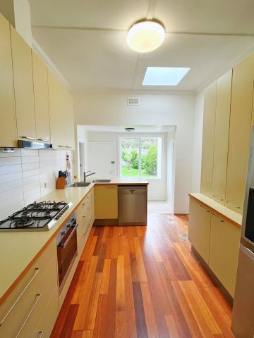 Well Presented 3 Bedroom Home in the McKinnon Secondary College Zone! - Photo 2