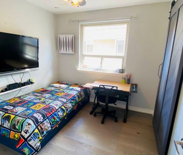 For Lease - 1601 Sandgate Crescent Unit# Main, Mississauga, Ontario - Photo 1