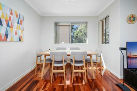 Furnished - Beautifully Renovated Split Level 2 Bedroom Apartment! - Photo 3