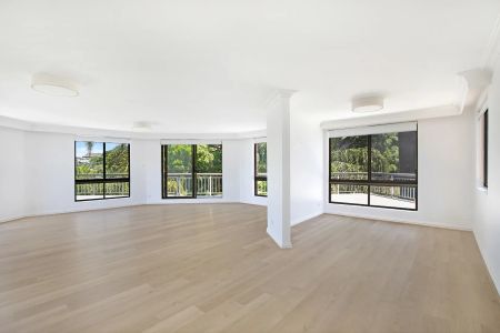 Whole Floor Penthouse Apartment With Triple Lock Up Garages - Photo 5