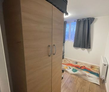 Room in a Shared House, London, E13 - Photo 6