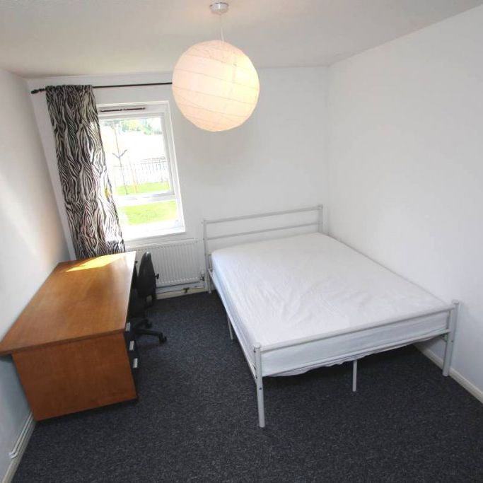STUDENT Three Bedroom Flat – St. John’s Court, KT1 (Nr Penrhyn Road Campus) - Photo 1