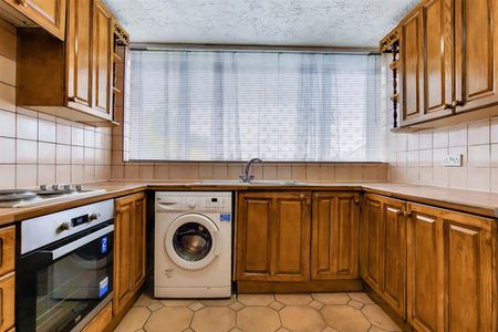 Terraced House To Let - Photo 2