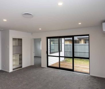 Spacious 2 Bedroom Townhouse! - Photo 1