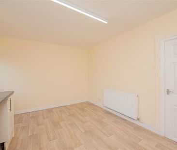 2 bedroom end of terrace house to rent - Photo 6