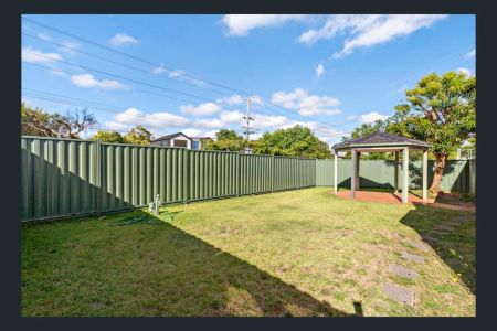 Cute Two-Bedroom Home on a Compact, Low-Maintenance Allotment - Photo 2