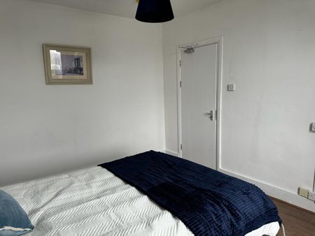 Room in a Shared Flat, Garratt Lane, SW18 - Photo 4