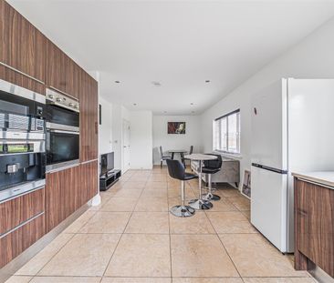 2 bed apartment to rent in Royal Connaught Drive, Bushey, WD23 - Photo 6