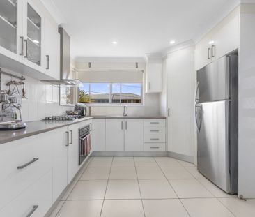 Spacious lounge and Gas cooking! - Photo 2