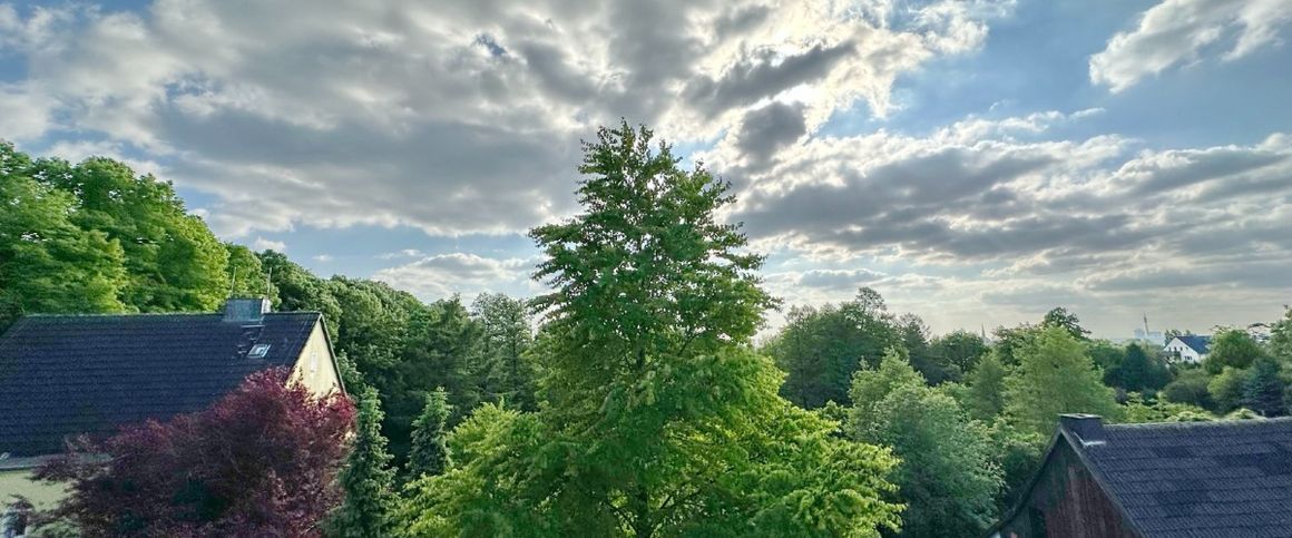 *** Renovierte 2- Zimmer-Wohnung im 1. OG *** viel Tageslicht, Sonnenbalkon und Garage *** - Photo 1