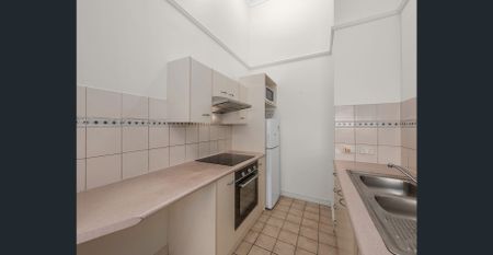 High Ceiling 1 Bedroom Apartment in City - Photo 5