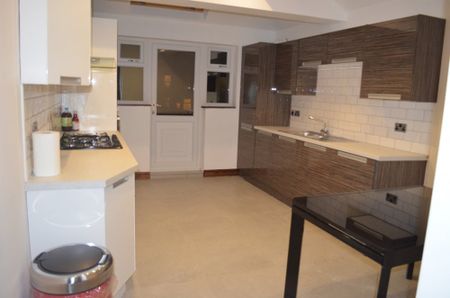 23 Coronation Road - Photo 2