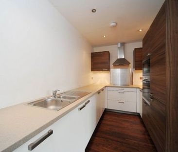 Modern and stylish 3 double bedroom apartment available now - Photo 1