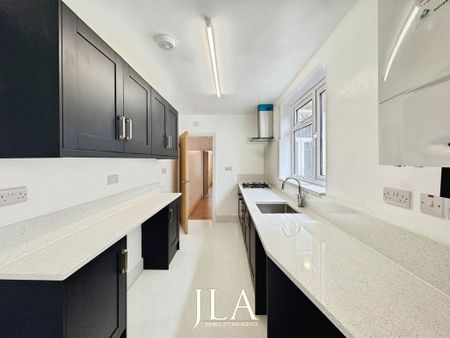 3 bedroom terraced house to rent - Photo 4
