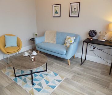 3 bedroom Flat To Let - Photo 3