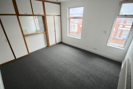 ******** AVAILABLE NOW ******** *** ENTRANCE HALLWAY *** THREE DOUBLE BEDROOM'S *** DINING KITCHEN *** 2 RECEPTION ROOMS *** GARDEN *** ON STREET PARKING *** GAS CENTRAL HEATING *** DOUBLE GLAZED - Photo 4