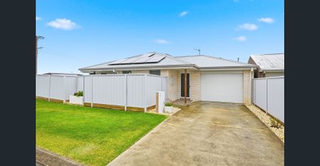 PERFECTLY PRESENTED HOME! - Photo 5