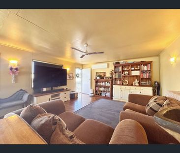 3 Bedroom, 1 Bathroom Backs onto High School - Photo 1