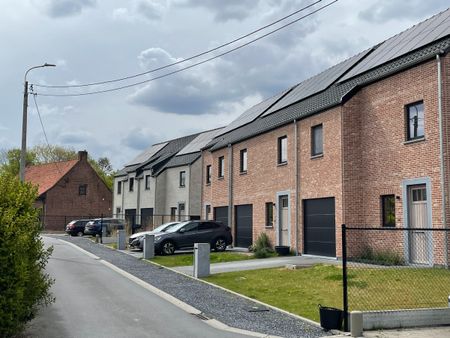 Drie slaapkamer EENGEZINSWONING met garage & tuin - Photo 3