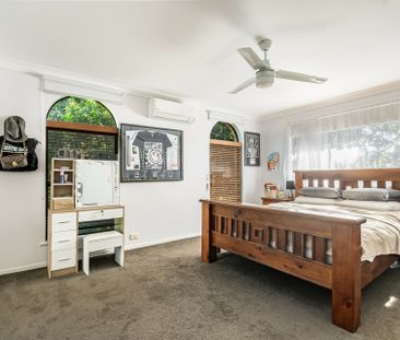 Spacious 5-Bedroom Family Home with Pool - Photo 3